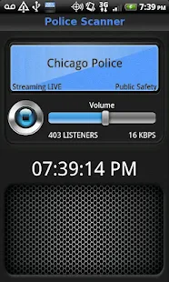 Schermafbeelding van de app Police Scanner die live de zender “Chicago Police” streamt, met een volumeschuif, 403 luisteraars en een klok.