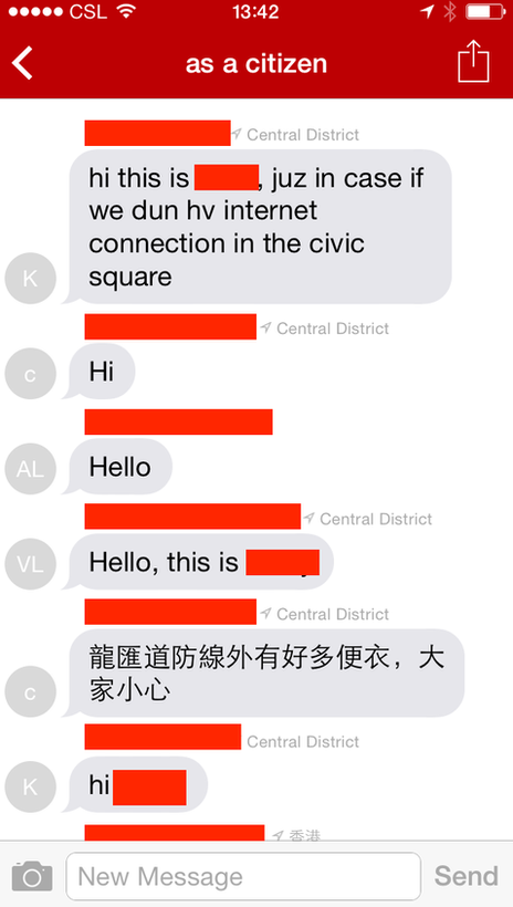 Schermafbeelding van een FireChat-gesprek “as a citizen” met berichten uit Central District in het Engels en Chinees, onder meer over een mogelijk gebrek aan internet op het plein; namen zijn rood weggelakt.