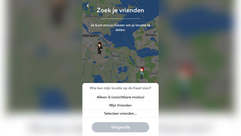 Schermafbeelding van Snap Map met de titel “Zoek je vrienden” op een kaart rond Amsterdam en de vraag wie je locatie op de kaart mag zien, met de keuzes “Alleen ik (onzichtbare modus)”, “Mijn Vrienden” en “Selecteer vrienden...”.