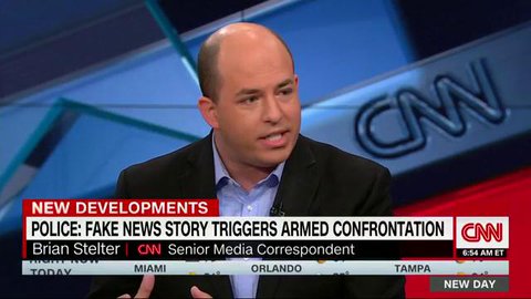 CNN-uitzending waarin mediaverslaggever Brian Stelter aan het woord is, met de balk “Police: fake news story triggers armed confrontation”.