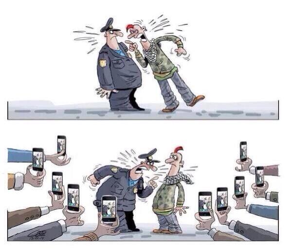 Cartoon in twee delen: boven scheldt een jongeman met hanenkam een agent uit, onder scheldt de agent de jongeman uit terwijl rondom een groot aantal handen met smartphones het filmen.