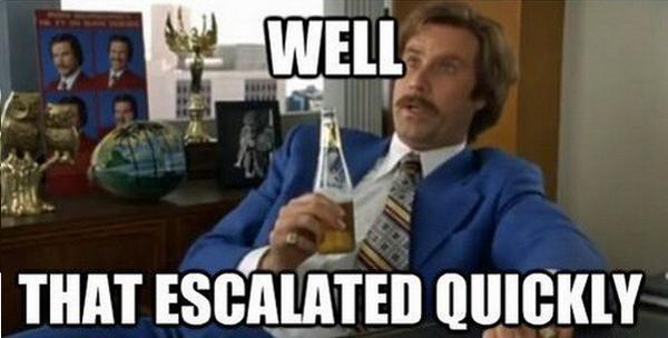 Internetmeme van een man in een blauw pak met een flesje bier in zijn hand, met de tekst “Well, that escalated quickly”.