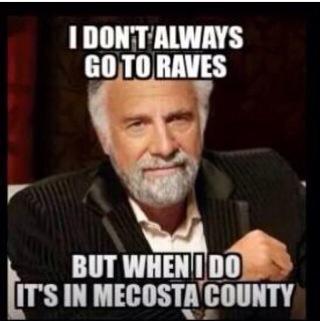 Meme met een oudere man met grijze baard in een donker colbert en de tekst “I don’t always go to raves, but when I do it’s in Mecosta County”.