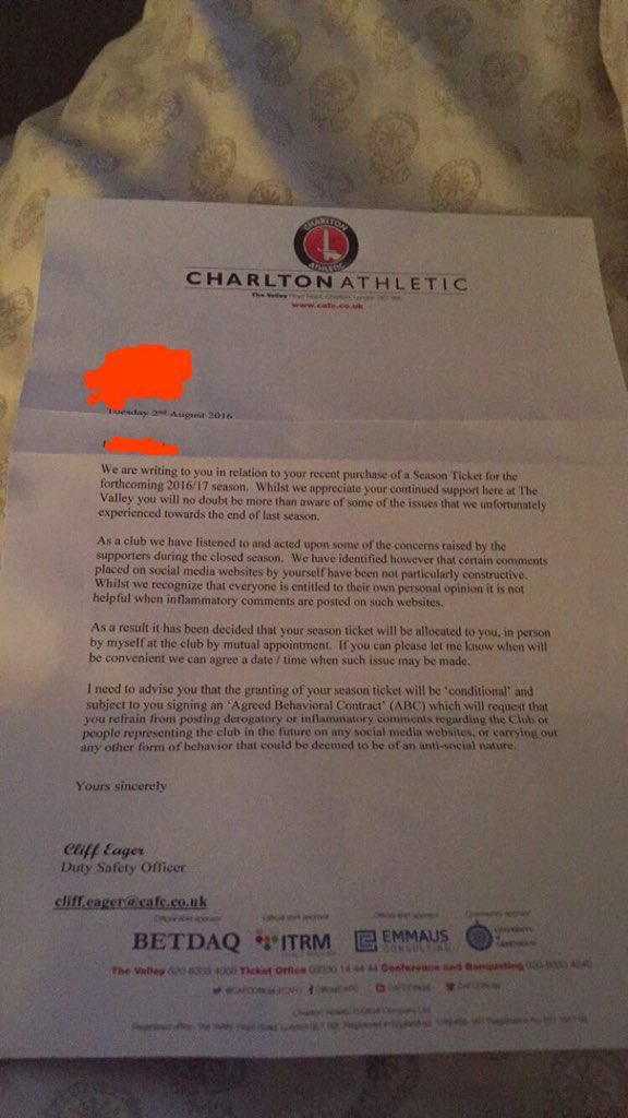Foto van een brief van Charlton Athletic van 2 augustus 2016, ondertekend door Duty Safety Officer Cliff Eager, waarin de seizoenkaart afhankelijk wordt gemaakt van een “Agreed Behavioral Contract”; naam en adres zijn weggelakt.