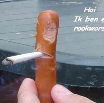 Twitterprofielfoto van een rookworst met een sigaret erin gestoken, vastgehouden tussen twee vingers, met de tekst “Hoi Ik ben e(en) rookwors(t)”.
