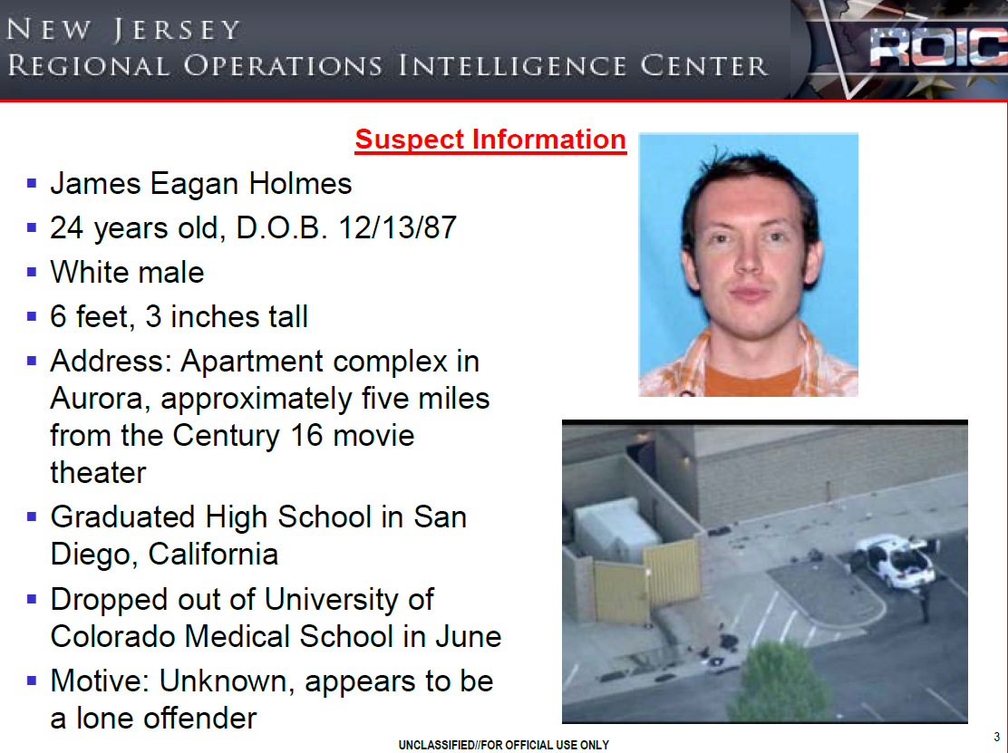 Dia van het New Jersey Regional Operations Intelligence Center met “Suspect Information” over James Eagan Holmes, een pasfoto en een luchtfoto van de achterkant van de bioscoop met een politieauto.