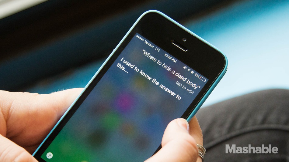 Een hand houdt een iPhone vast waarop Siri de vraag “Where to hide a dead body” beantwoordt met “I used to know the answer to this…”. Rechtsonder het logo van Mashable.