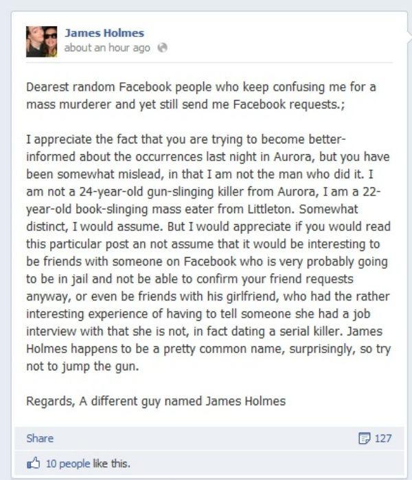Facebook-bericht van een andere James Holmes, die uitlegt dat hij niet de dader is maar een 22-jarige uit Littleton, ondertekend met “A different guy named James Holmes”.