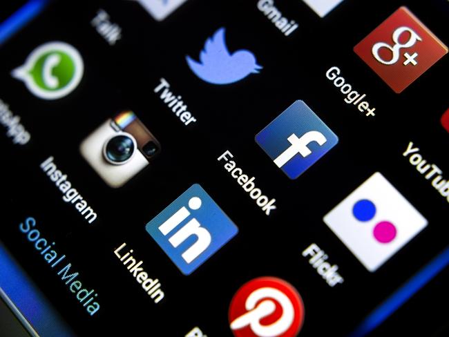 Close-up van een smartphonescherm met app-pictogrammen van onder meer Facebook, Twitter, Instagram, LinkedIn, Google+ en Flickr.