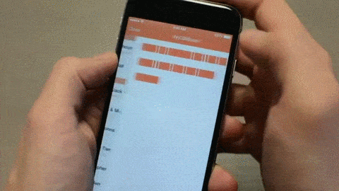 Bewegende afbeelding van iemand die met een vinger over een iPhone-scherm in Confide gaat, waarbij de tekst onder oranje balken stukje voor stukje zichtbaar wordt.