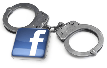 Een paar metalen handboeien met daarvoor het blauwe Facebook-icoon met de witte letter f.