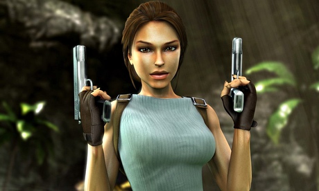 Computerbeeld van het gamepersonage Lara Croft met in elke hand een pistool, voor een achtergrond van rotsen en groen.