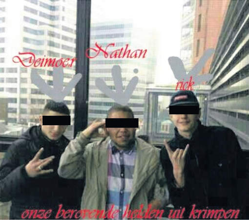 Foto van drie jongens met zwarte balkjes over hun ogen, met pijlen en namen boven hun hoofd en de tekst “onze berovende helden uit krimpen”.