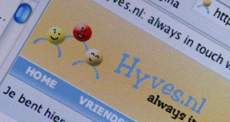 Close-up van een computerscherm met de website Hyves.nl: het logo met drie lachende figuurtjes, de slogan “always in touch” en de menuknoppen Home en Vrienden.