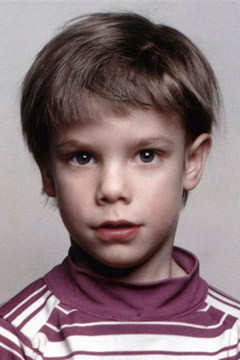 Portretfoto van Etan Patz, een jonge jongen met bruin haar en een gestreepte coltrui.