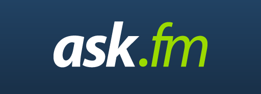 Logo van Ask.fm: het woord “ask” in wit en “.fm” in groen op een donkerblauwe achtergrond.