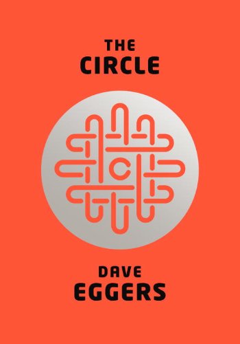 Omslag van het boek “The Circle” van Dave Eggers: oranjerood met in het midden een zilveren cirkel waarin een gevlochten rood patroon rond de letter C.