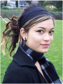 Profielfoto van het nepprofiel Robin Sage: een jonge vrouw met donker haar, een hoofdband en een sjaal, op een grasveld.
