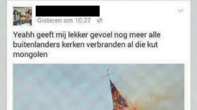 Schermafbeelding van een Facebookbericht met een zwart weggelakte naam en een racistische tekst bij een foto van een brandende kerktoren.