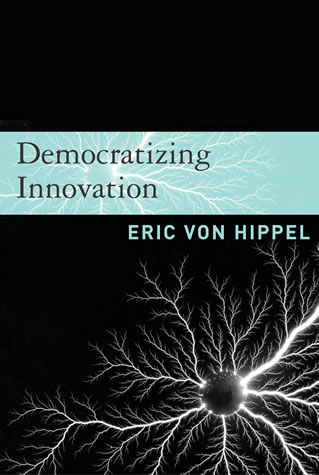 Omslag van Democratizing Innovation van Eric von Hippel: de titel op een lichtblauwe band over een zwarte achtergrond met witte, vertakte lichtflitsen.