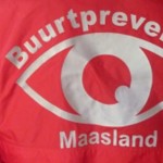 Rood hesje met een wit oogsymbool en de tekst “Buurtpreventie Maasland”.