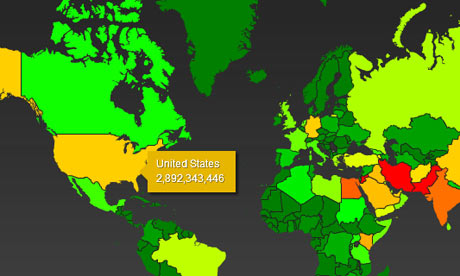 Wereldkaart als heatmap van door de Amerikaanse overheid verzamelde gegevens per land, gekleurd van groen naar rood, met Iran en Pakistan in het rood. Een label bij de Verenigde Staten toont 2.892.343.446.