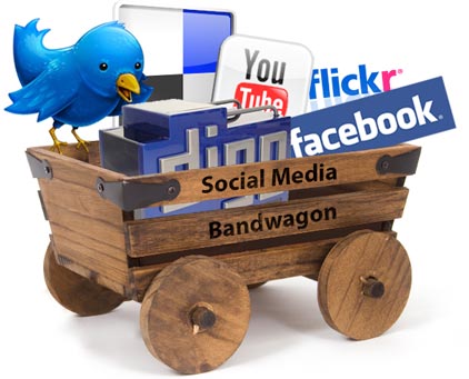 Een houten kar met het opschrift “Social Media Bandwagon”, volgeladen met logo’s van Facebook, YouTube, Flickr, Digg en Delicious, met het blauwe Twittervogeltje op de rand.