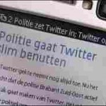 Schuine close-up van een scherm met de kop “Politie gaat Twitter slim benutten”.