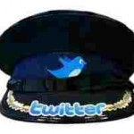 Donkere politiepet met het Twittervogeltje en het woord twitter op de voorkant.