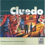 Doos van het bordspel Cluedo, met een getekende man met bril op de voorgrond en verdachte figuren in een donkere kamer.