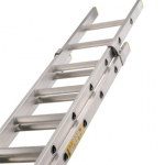 Aluminium schuifladder, schuin in beeld tegen een witte achtergrond.