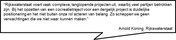 Tekstballon met een citaat van Arnold Koning (Rijkswaterstaat): bij complexe, langlopende projecten met veel partijen zijn duidelijke positionering en binnen de eigen rol blijven belangrijk, om geen verwachtingen te scheppen die niet waargemaakt kunnen worden.