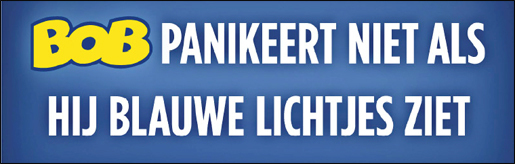 Blauwe banner van de BOB-campagne met het gele BOB-logo en de witte tekst “panikeert niet als hij blauwe lichtjes ziet”.