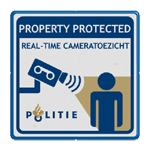 Bord met de tekst “Property protected, real-time cameratoezicht” en het politielogo, met een pictogram van een camera die op een persoon gericht is.