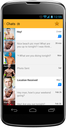 Schermafbeelding van de Grindr-app op een Android-telefoon met een lijst chatgesprekken met profielfoto’s van mannen en berichten als ‘Hey!’ en ‘What are you doing tonight?’.