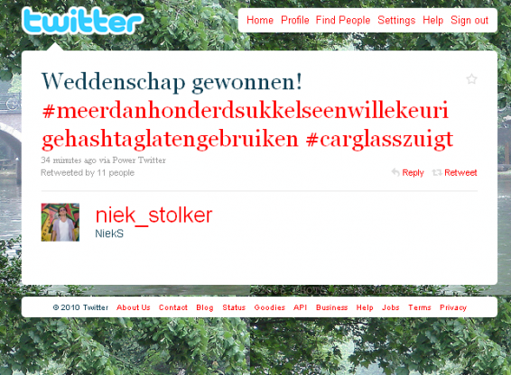 Schermafbeelding van een tweet uit 2010 van niek_stolker: “Weddenschap gewonnen!” met een lange hashtag over sukkels die een willekeurige hashtag gebruiken, en #carglasszuigt.
