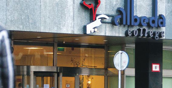 Foto van de ingang van een schoolgebouw met boven de glazen deuren het logo en de naam Albeda College.