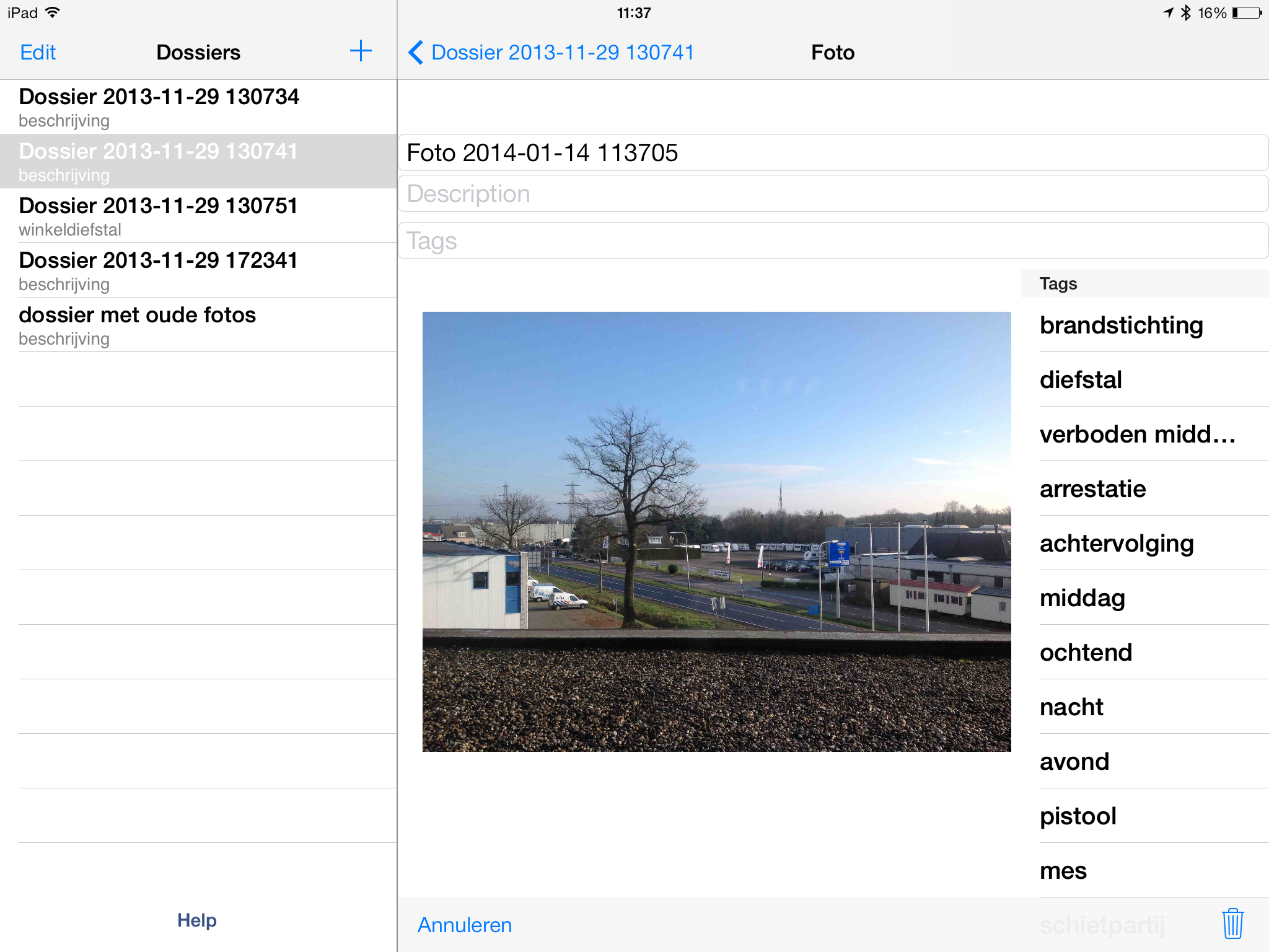 Schermafdruk van de Private Cop-app op een iPad met links een lijst dossiers, zoals een dossier over winkeldiefstal, en rechts een foto van een bedrijventerrein met tags als brandstichting, diefstal, arrestatie, achtervolging, pistool en mes.