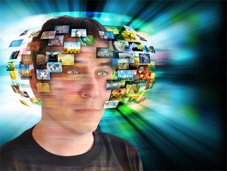 Man in een zwart T-shirt met een wolk van kleine foto’s en schermpjes die rond zijn hoofd wervelen, tegen een achtergrond van felle lichtstralen, als beeld van informatie-overload.