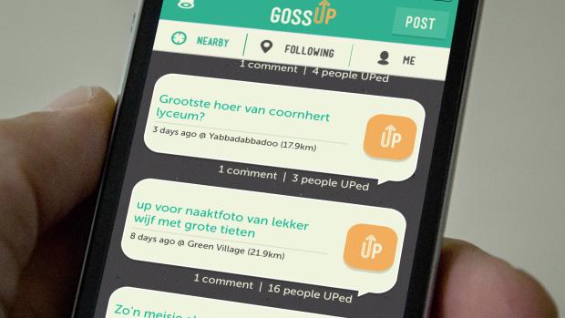 Een hand houdt een smartphone vast met de app Gossup, waarin anonieme berichten in de buurt staan met beledigende en seksueel getinte uitspraken over leerlingen.