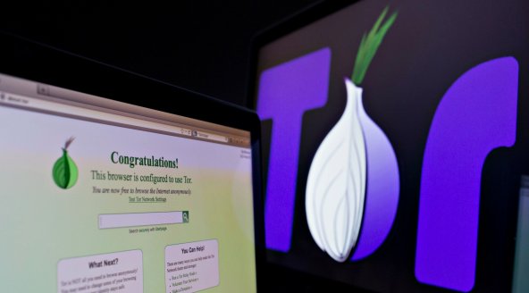 Twee schermen met de Tor-browser: links de melding “Congratulations! This browser is configured to use Tor” en rechts het Tor-logo met een ui.