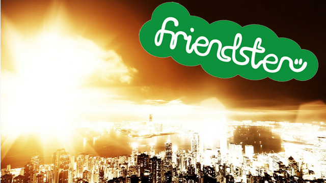 Het groene wolkvormige logo van Friendster boven een stad met wolkenkrabbers aan het water, in fel oranje zonlicht.