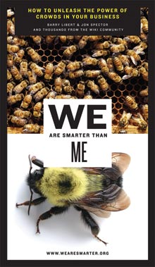 Omslag van het boek “We are smarter than me” van Barry Libert en Jon Spector, met de ondertitel “How to unleash the power of crowds in your business”, een raat vol bijen en een grote hommel.