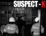 Zwart-witbeeld van agenten van de ME bij een gebouw met de tekst “Suspect-X Haren”.